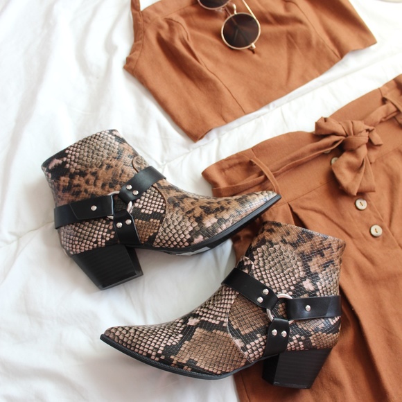 Shoes - 🚨//Coachella Collection// Snake print Bootie